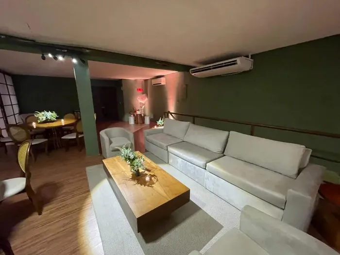 Mezanino do Leopoldo House com sala de apoio