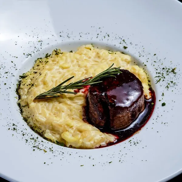 Almoço e jantar executivo servido no Leopoldo House